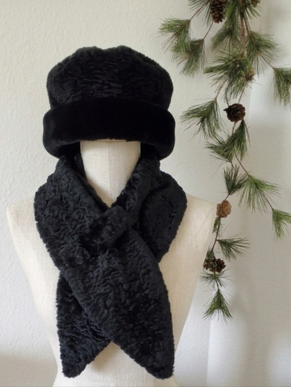 VTG Faux Persian Lamb Fur Hat Scarf Set Black Pillbox Cloche Keyhole Neckwarmer